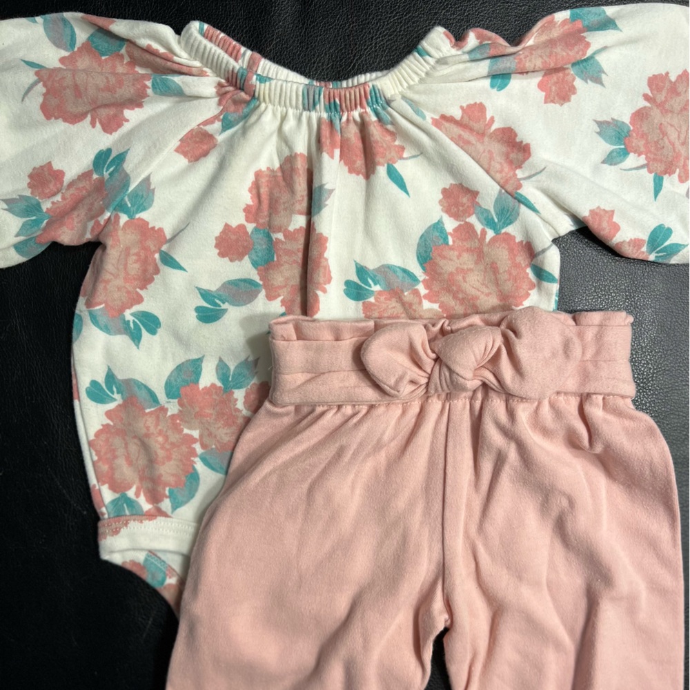 Lullaby Lane matching jogger and floral bodysuit set - 0-3 Months